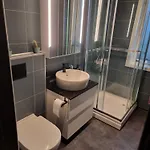 Large And 2 Bedroom With Free Parking, Free Ev Recharging And A Private Garden Apartman *