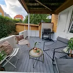 Large And 2 Bedroom With Free Parking, Free Ev Recharging And A Private Garden Apartman