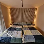Large And 2 Bedroom With Free Parking, Free Ev Recharging And A Private Garden Lägenhet *