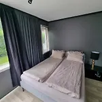 Large And 2 Bedroom With Free Parking, Free Ev Recharging And A Private Garden Apartman