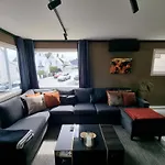 Large And 2 Bedroom With Free Parking, Free Ev Recharging And A Private Garden Apartman