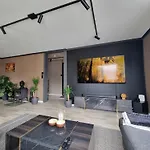 Apartman Large And 2 Bedroom With Free Parking, Free Ev Recharging And A Private Garden *