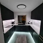Large And 2 Bedroom With Free Parking, Free Ev Recharging And A Private Garden Apartman *