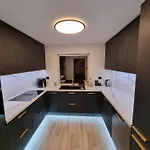 Large And 2 Bedroom With Free Parking, Free Ev Recharging And A Private Garden Apartman