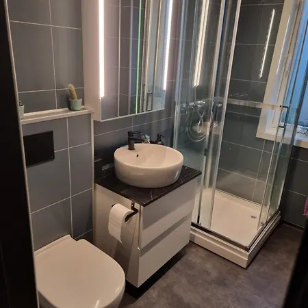 Large And 2 Bedroom With Free Parking, Free Ev Recharging And A Private Garden Apartmán *