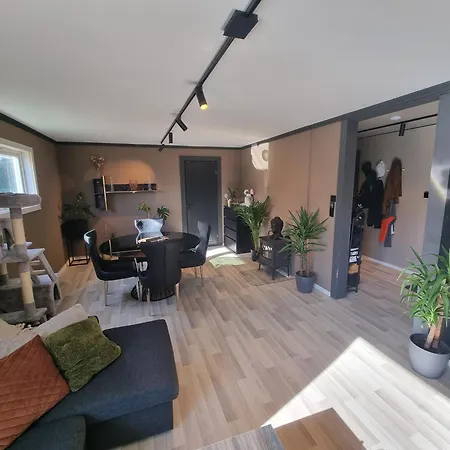Large And 2 Bedroom With Free Parking, Ev Recharging And A Private Garden