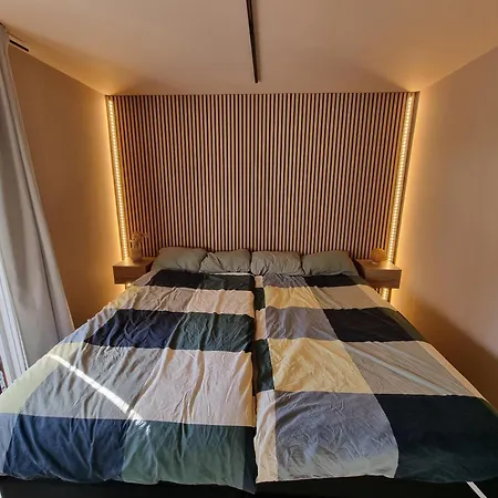 Large And 2 Bedroom With Free Parking, Free Ev Recharging And A Private Garden Apartmán *
