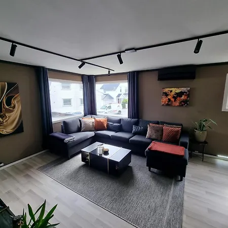 Large And 2 Bedroom With Free Parking, Free Ev Recharging And A Private Garden Apartamento