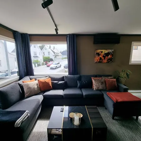 Large And 2 Bedroom With Free Parking, Free Ev Recharging And A Private Garden Apartmán