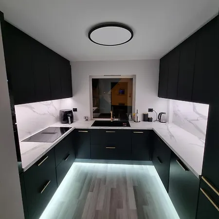 Large And 2 Bedroom With Free Parking, Free Ev Recharging And A Private Garden Apartmán *