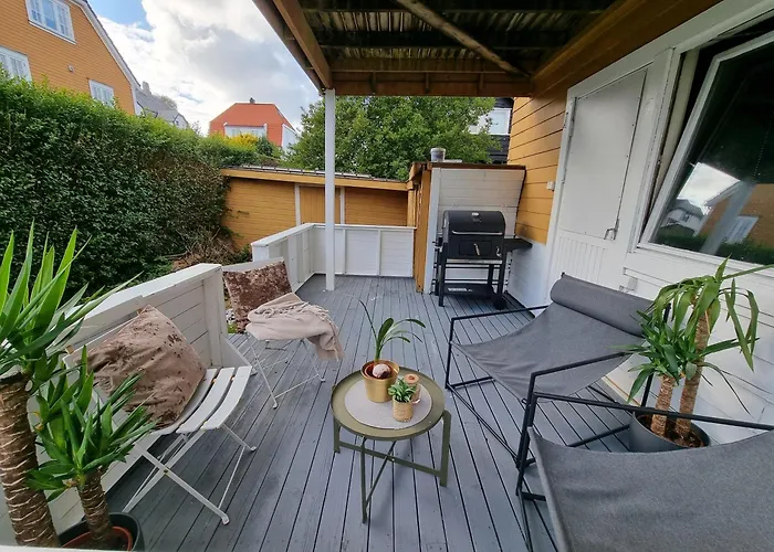 Large And 2 Bedroom With Free Parking, Free Ev Recharging And A Private Garden Apartment