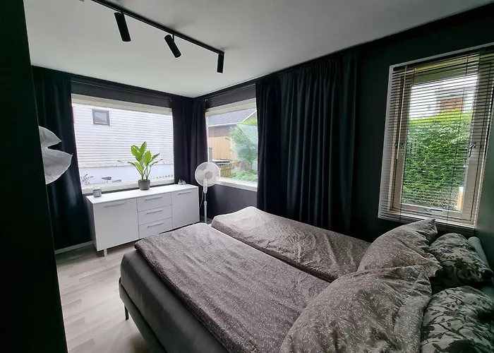 Large And 2 Bedroom With Free Parking, Free Ev Recharging And A Private Garden Leilighet *