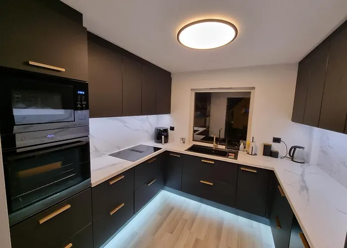Large And 2 Bedroom With Free Parking, Free Ev Recharging And A Private Garden Apartment *