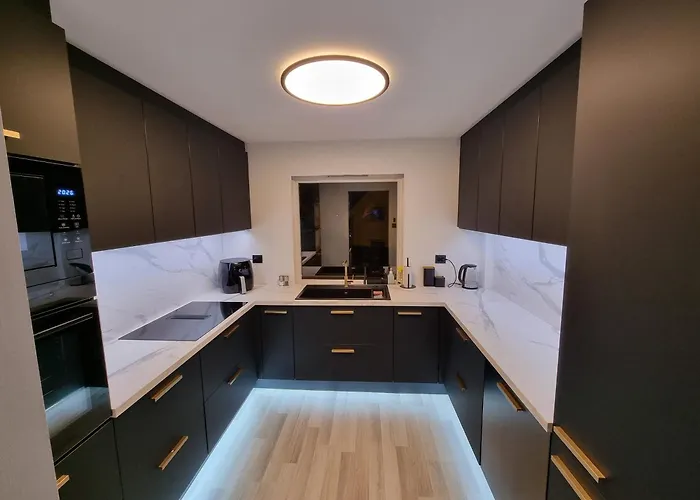 Large And 2 Bedroom With Free Parking, Free Ev Recharging And A Private Garden Apartment