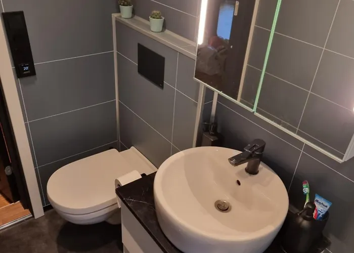 Large And 2 Bedroom With Free Parking, Free Ev Recharging And A Private Garden